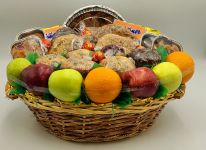 Baker's Deluxe Gift Basket w Fruit